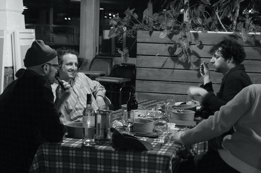 À table (Lucas, Emilien, Julien, Léo)